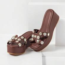 Tamanco Feminino Plataforma Anabela Slide H com Tachas Metal Aplicações - Café - Visão 1