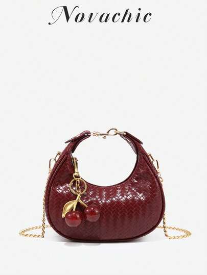 1个酒红色编织纹理新月形腋下包，秋季新款，秋冬季时尚新月形腋下包，饰有可爱樱桃吊坠，链条肩带斜挎包，复古风格，适合多种场合