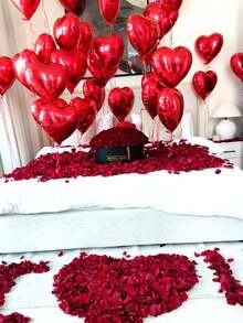 Conjunto de 1020 balões metalizados vermelhos em formato de coração, com 45 cm de diâmetro, e pétalas de rosas vermelhas. Ideal para decoração de casamentos, noivados, aniversários, Dia dos Namorados e festas de aniversário. - Vermelho - Ver 5
