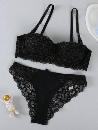 一套两件蕾丝性感聚拢文胸和内裤套装（女士款）
