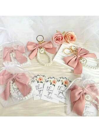 9 piezas/3 sets de elegantes llaveros con lazo de perlas (incluye 3 llaveros, 3 tarjetas y 3 bolsas de tul). Adecuado para bodas, compromisos, aniversarios, cumpleaños, fiestas, inauguraciones de casa, bautizos, regalos de Año Nuevo, accesorios de celebración, encantos de bolso, pulseras, correas de teléfono, recuerdos de fiesta, regalos de regreso a la escuela/graduación y regalos de carnaval.