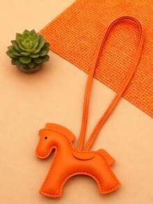 新款包包挂饰，优质全PU皮革，小马装饰，女士款；时尚多彩马车钥匙扣，生日纪念品