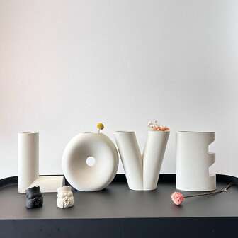 创意设计 LOVE 字母花瓶摆件，干花插花摆件，适用于客厅装饰、玄关装饰、办公桌、橱柜花瓶摆件，完美礼物