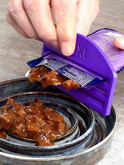 1/3个装宠物食品挤压器 - 重型塑料宠物食品分配器，带防滑底座、易开盖和一键操作 - 无需组装，适用于猫粮，方便旅行携带，猫粮分配器，设计紧凑，经久耐用