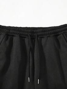 Lässiges Herren-Set aus Hoodie und Jogginghose mit Street-Style-Print und Slogan.