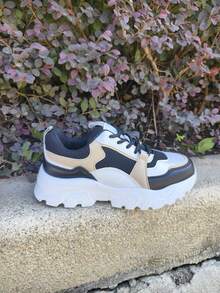 2025年流行厚底运动鞋，网红风，厚底，轻便，软底，高端运动鞋