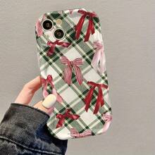 Una carcasa para teléfonos navideños con anillo de Navidad en cuadros verdes y un marco ondulado blanco puro para iPhone 17, 16E, 16, 15, 14, 13, 12, 11, 8, 7 Pro/Pro Max/Plus/Xs/Xr/Xs MAX y muchos más. Proporciona protección de lente y es un buen regalo. - Mezcla de color 1 - Ver 3
