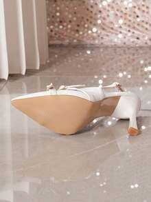 Damskie buty na wysokim obcasie w stylu europejskim i amerykańskim, z białego materiału PU, letnie, z podwójną klamrą i spiczastym noskiem, na niskim obcasie, uniwersalne - Biały - Zobacz 7