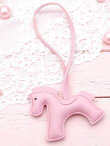 新款包包挂饰，优质全PU皮革，小马装饰，女士款；时尚多彩马车钥匙扣，生日纪念品