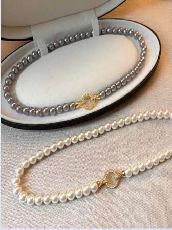 Collar de perlas falsas de vidrio blanco y gris redondas de 8 mm con incrustaciones de piedras preciosas sintéticas, estilo minimalista vintage, regalo para carnaval/Navidad/Año Nuevo, adecuado para uso diario y ocasiones especiales (la caja es solo para efecto de fotografía)