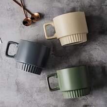1个350毫升哑光复古浮雕可叠放陶瓷马克杯，条纹咖啡杯。简约精致。适用于咖啡店、拿铁、牛奶杯、早餐酸奶杯、燕麦杯、下午茶杯、情侣杯、礼品、情人节礼物、节日礼物、结婚礼物和办公用品。 - 彩色 - 查看 4