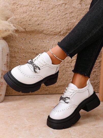 Białe, ozdobne klamry z łańcuszkiem, perforowane, asymetryczne, brytyjskie, damskie, grube, okrągłe, wygodne, uniwersalne, codzienne, do biura, na co dzień, na święta, do szkoły, modne buty