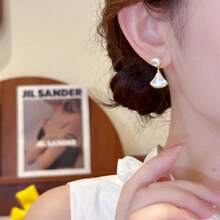 1对法式仿珍珠贝壳流苏扇形耳环，高端仿珍珠耳环，优雅小巧耳钉