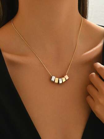 1件简约创意百搭优雅小众设计三色几何立方体项链，适合女性日常佩戴