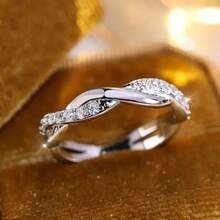 1枚奢华闪亮女士订婚戒指，镀银戒托，镶嵌闪耀合成立方氧化锆。适合婚礼和正式场合，也是情人节或圣诞节送给爱人的完美礼物。多种尺寸可选。