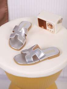 1 par de chanclas de moda casual de PU para niños, adecuadas para el verano