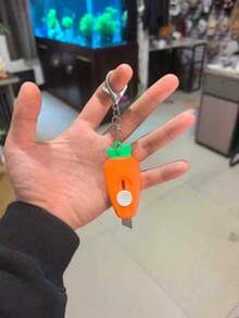 可爱胡萝卜刀钥匙扣，可伸缩迷你实用刀，创意胡萝卜造型，可挂在背包、手提包、汽车钥匙扣上，日常使用也十分方便，适合打开快递包裹、信封、纸箱和礼品盒，学生不锈钢挂件，网红时尚配饰