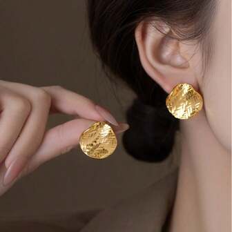 1 par de pendientes de botón asimétricos con textura en tono dorado