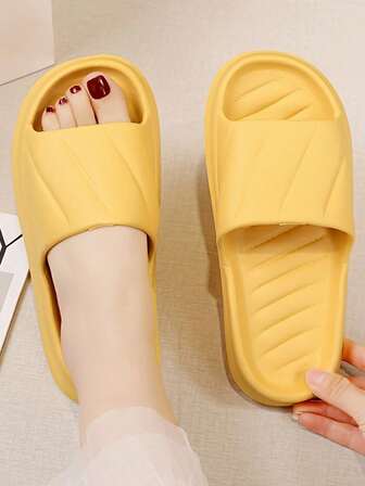 New Fashionable Versatile Soft Yellow Rhombus Pattern Anti-Slip Anti-Odor EVA Material Bathroom Slip-On Men's House Slippers