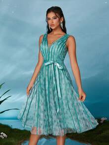 Đầm dạ hội maxi cổ chữ V in họa tiết phối lưới cao cấp hiệu Mgiacyv. - Màu xanh nhạt - Xem 3