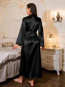 LuxeNights 女士法式优雅宽松睡袍，黑色缎面材质，舒适优雅的细节设计，适合秋季浴室装饰 - 黑色 - 查看 2