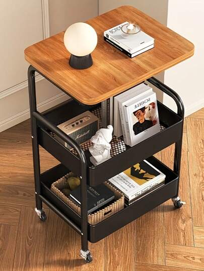 Carrito de almacenamiento, un carrito de tres niveles con una superficie de escritorio, herramientas metálicas y un estante de almacenamiento de snacks, con un marco de acero al carbono duradero y ruedas portátiles, ideal para uso en casa o en la oficina.