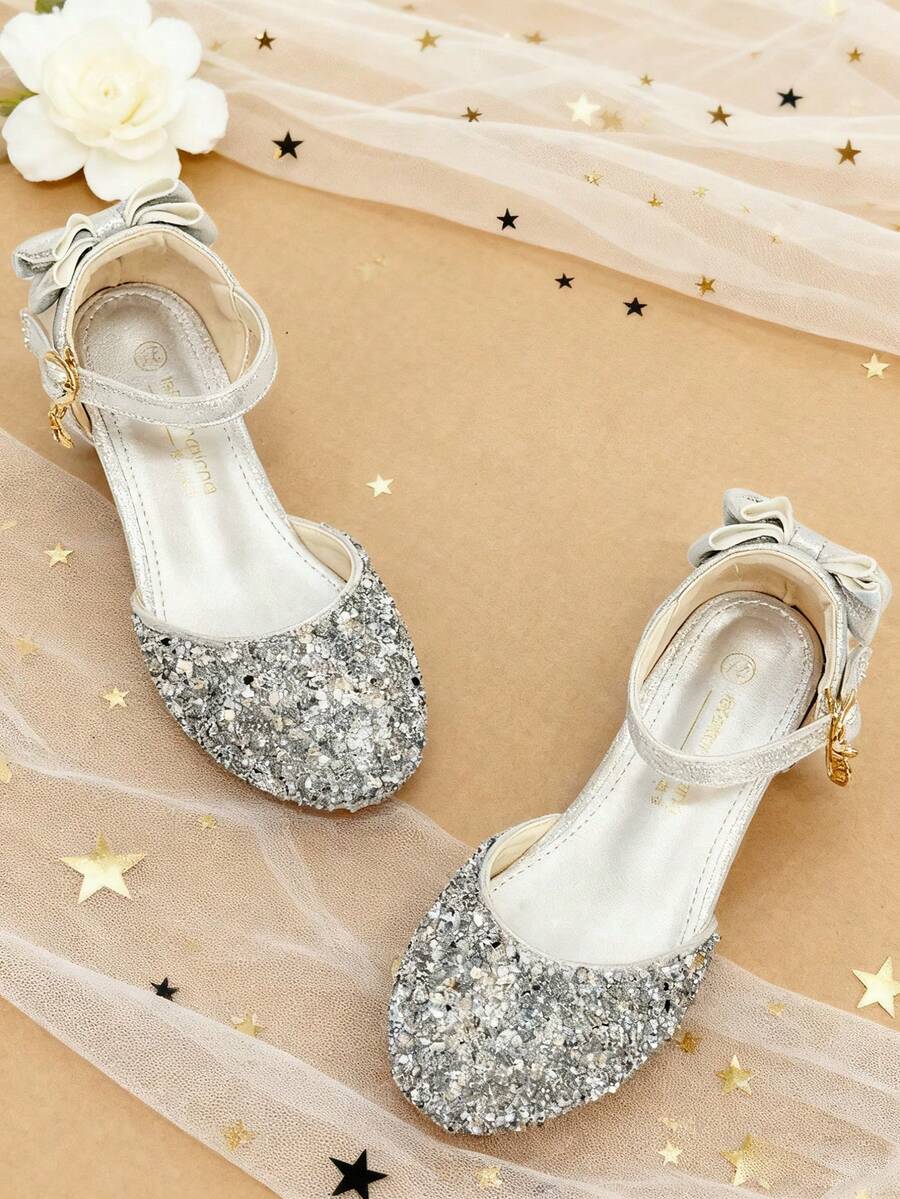 A Pair Of Silver High Heels With Pearl Decorations- Tacones De Niña,Princess Shoes,Ballet,Ballet Shoes,Ballerina,Girls Shoes,Dance Shoes,Dance,Zapatillas De Ballet Niña,Zapatos Rojos De Niña,Pointe Shoes,Toddler Dance Wear,Kids Slippers,Tap Shoes,Pointe Shoes Ballet,Satin Shoes, Suitable For Children Aged 7 To 10 | Ideal For Suitable For Wearing In Scenarios Such As Schools, Dance Studios, Academic Or Talent Show Events, Weddings, Family Gatherings, Visits To Important Relatives And Friends, Birthday Celebrations, Parties, Parent-Child Outings, Check-In Spots, Family Dinners, Shopping Trips, And More.Can Be Paired With Skirts, School Uniforms, Or Pants. In Spring And Autumn, It Can Be Worn With Thin Socks; In Winter, With Fleece-Lined Socks; And In Summer, It Can Be Worn Alone. - 885銀色 - 查看 1