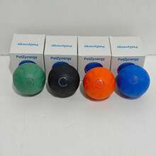 随机颜色智能宠物跳跳球，趣味耐用互动玩具，USB充电，热塑性橡胶材质，随机运动轨迹，适合小型犬。有两种颜色可选。跳跳球撞击地面时会发出声音，这是正常现象。互动狗狗玩具/狗狗球