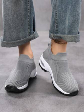 女士透气轻便针织套脚步行鞋，弹力袜套鞋面，简约纯色圆头低帮厚底运动鞋，休闲风格，适合日常步行、户外旅行，春夏灰色面料运动鞋