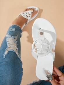 2026新款镂空设计大码平底人字拖 - 休闲百搭 - 夏季新品 - 舒适休闲 - 日常穿着 - 海滩度假 - 镂空设计 - 露趾 - 平底鞋 - 卡其色 - 低跟 - 休闲风格 - 通勤上班 - 派对庆典 - 夏季 - 米色、黑色、白色、红色、金色、银色、棕色、合成材料 - 白色 - 查看 4