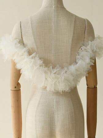 A Women'S Shawl Adorned With Organza Floral Patterns And Tulle, Perfect For Pairing With A Wedding Dress.