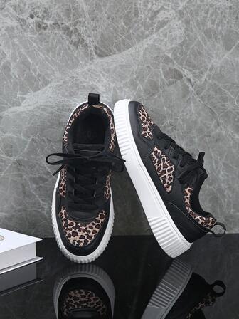 Moderiktiga leopardmönstrade vardagsskor för kvinnor, europeiska och amerikanska sneakers, sportiga skor med snörning, halkfria, bekväma skateboardskor, promenadskor för utomhusbruk, födelsedagspresent