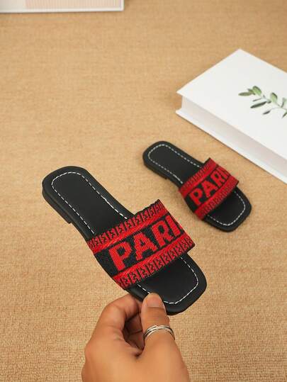 A Pair Of Cute Slippers, Comfortable And Breathable, With A Non Slip Bottom, Fashionable And Versatile, Suitable For All Seasons Indoor Home And Outdoor Walking