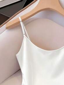 Camiseta de tirantes finos ajustable y elegante de color blanco, tejida, de longitud regular, sin estiramiento, adecuada para el hogar y el uso diario, para verano - Blanco - Ver 3