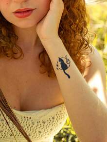 1张黑色猫咪图案临时纹身贴纸，适用于手臂、肩膀、背部等部位，适合喜欢艺术精致美学的人士。