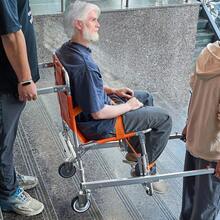 EMS Silla de escalera, capacidad de carga de 350 libras, silla de ruedas plegable de aluminio para subir escaleras de emergencia con 2 ruedas, silla elevadora de escaleras portátil, uso de evacuación de ambulancia, bomberos, para ancianos, discapacitados - Plateado - Ver 9