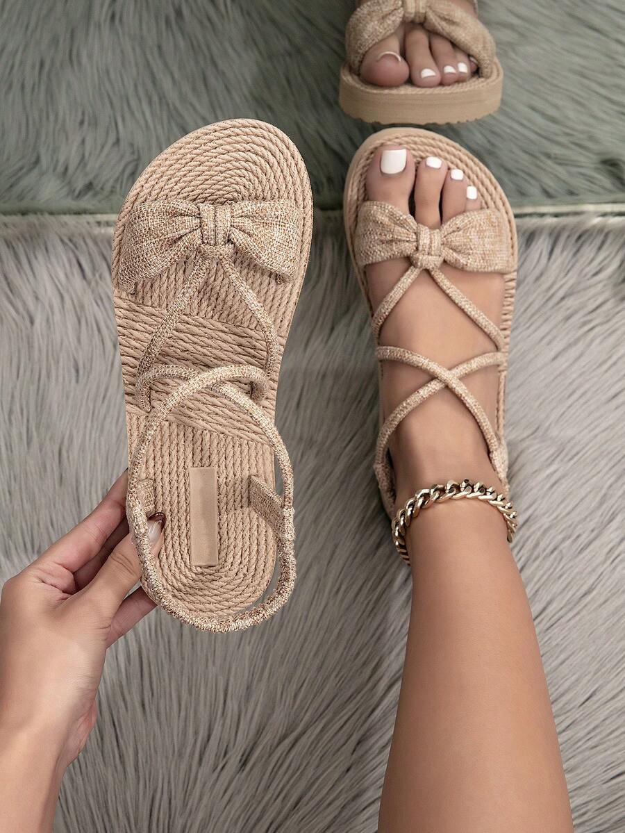 女士法式极简蝴蝶结凉鞋，卡其色，精致绑带设计。经典罗马复古风格，透气轻盈，带来甜美独特的舒适体验。适合日常通勤、办公或户外度假。杏色圆头平底凉鞋。 - 卡其色 - 查看 1