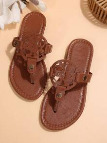 2026新款大码女式镂空平底人字拖 - 休闲百搭 - 夏季新品 - 舒适休闲 - 日常穿着 - 海滩度假 - 镂空设计 - 露趾 - 平底鞋 - 卡其色 - 低跟 - 休闲风格 - 通勤上班 - 派对庆典 - 夏季 - 米色、黑色、白色、红色、金色、银色、棕色、合成材料 - 棕色 - 查看 7