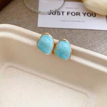 一对优雅水滴形耳钉，适合女士日常佩戴