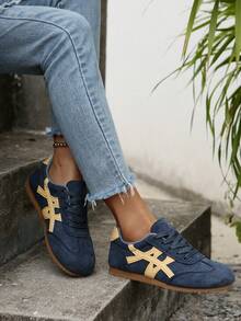 1双女士新款时尚舒适休闲运动鞋，系带款百搭平底鞋