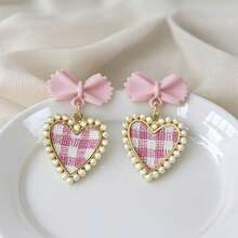 A Pair Of Sweet Heart-Shaped Earrings With Pink And Black Plaid Bows And Decorative Hoops - Fashionable And Delicate Spring Stud Earrings Suitable For Everyday Wear Or Special Occasions, A Versatile Spring Holiday Gift, Playful Plaid Pattern, Elegant And Whimsical Accessory, Cute Ear Design, Dangling Earrings For Floral-Style Looks, Stylish Gift. - 粉色 - 查看 6