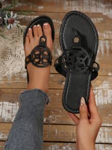 2026新款镂空设计大码平底人字拖 - 休闲百搭 - 夏季新品 - 舒适休闲 - 日常穿着 - 海滩度假 - 镂空设计 - 露趾 - 平底鞋 - 卡其色 - 低跟 - 休闲风格 - 通勤上班 - 派对庆典 - 夏季 - 米色、黑色、白色、红色、金色、银色、棕色、合成材料 - 黑色 - 查看 2