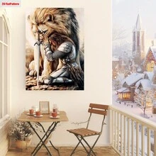 Impresión en lienzo 2D de león medieval de Judá - arte cristiano vertical con espada y escudo, león arrodillado rezando, marco de madera envuelto, adecuado para decoración de hogar, oficina, iglesia, regalo bíblico inspirador para mujeres y hombres - transparente - Ver 8