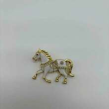 1枚欧美热销胸针 跨境新款卡通生肖创意珐琅滴油小马胸针 精致百搭头巾别针