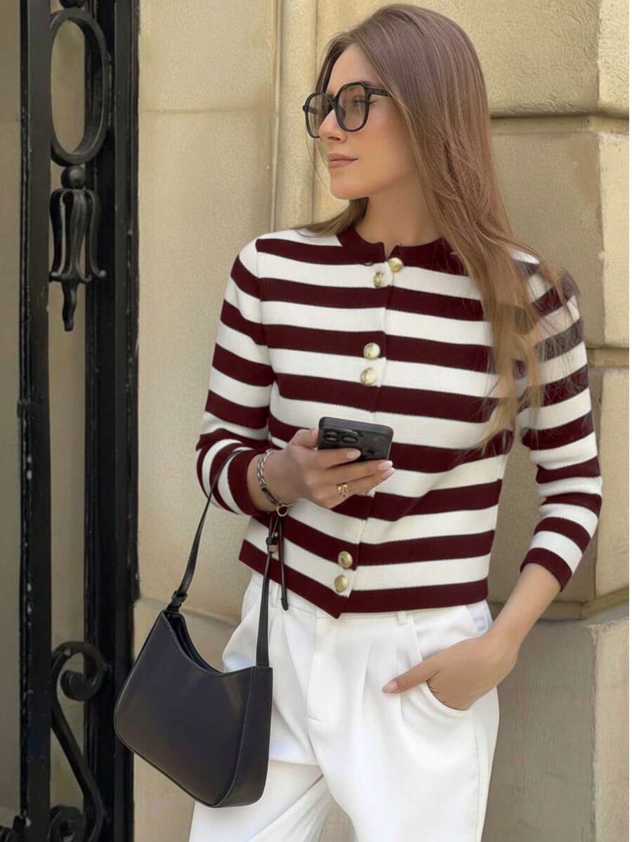 Frühlings-/Sommer-Neuheit Strickjacke von FOR BEAUTY, minimalistischer Lässig-Stil, Rundhalspullover mit Langarm, gestreift, Metallknöpfe, vielseitig & modisch, eleganter Top für den Büroalltag - Tiefrot und Perlweiß - Übersicht 1