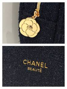 CHANEL Phiên bản giới hạn Giáng sinh năm 2025, Túi đựng mỹ phẩm vải tuýt màu xanh navy, Túi đựng đồ trang điểm có khóa kéo với logo vàng và khóa kéo hoa trà vàng, Hộp đựng đồ trang điểm sang trọng, Túi đựng đồ trang điểm thêu, Túi đựng đồ trang điểm dạng lưới, Túi đựng mỹ phẩm cầm tay di động, Túi đựng dụng cụ trang điểm, Túi đựng mỹ phẩm du lịch, Túi xách cao cấp cho nữ - Màu xanh hải quân - Xem 3