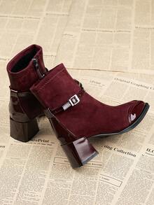 Giày bốt cổ ngắn da lộn mũi vuông màu đỏ rượu vang phong cách Pháp-Anh retro mới mùa Thu/Đông 2025 dành cho nữ, khóa kéo bên hông, gót chunky, quai cài, kiểu dáng ôm sát, cao gót thời trang. - Màu Đỏ Sâu - Xem 3