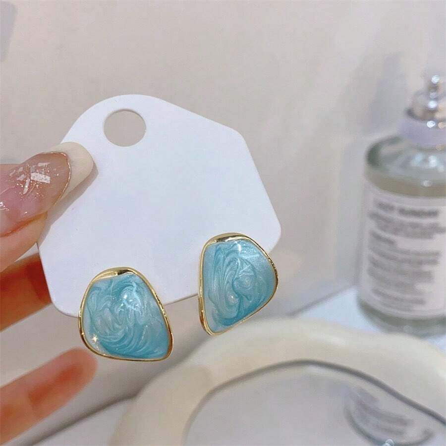 一对优雅水滴形耳钉，适合女士日常佩戴