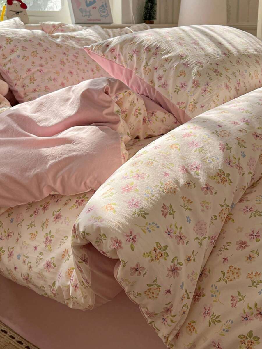 莫奈花园浪漫花卉四件套床上用品（1*被套+1*床单+2*枕套），少女风花卉设计，粉色、黄色花朵和绿色叶子点缀，纯色床单，适合情人节和日常使用，柔软透气，100%涤纶材质，四季皆宜，可机洗。