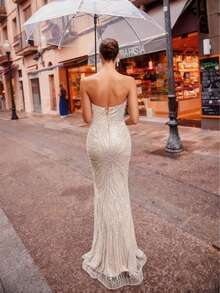 Faeriesty 优雅无肩带晚礼服，美人鱼廓形，高开衩设计，饰以3D立体花卉贴花，珠饰亮片点缀的紧身胸衣，修身腰线，飘逸的鱼尾裙摆——完美适用于婚礼盛典、红毯活动、正式晚宴、慈善舞会、颁奖典礼、情人节春季派对等场合。 - 杏色 - 查看 3